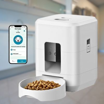 distribution-de-croquettes-blanc